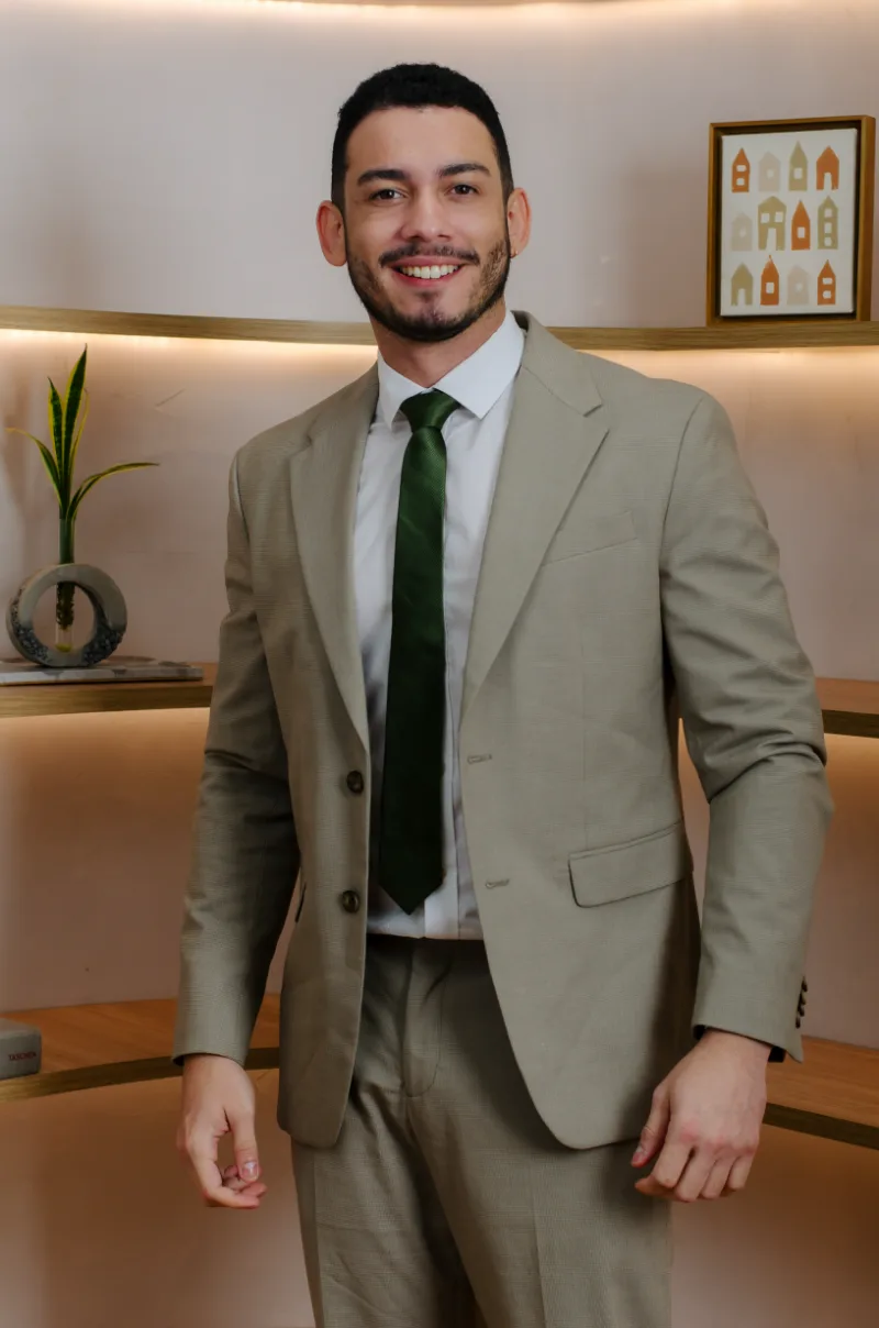 Ítalo Costa sentado, retrato